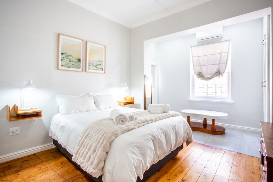 The main bedroom: queen bed, air-conditioning and an en-suite